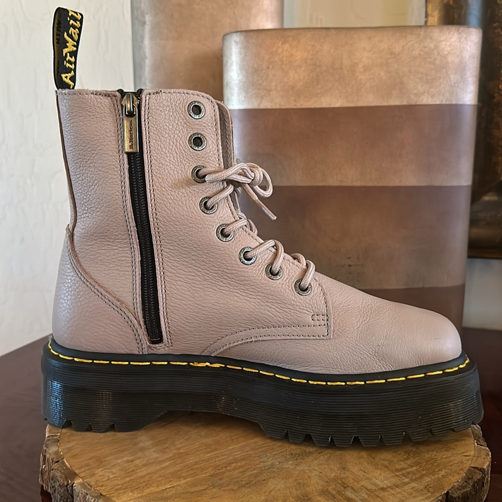 Dr. Martens *NWOB* Jadon III Boot Pisa Leather Platforms, Unisex, Taupe - Picture 9 of 11